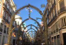 Weihnachtsbeleuchtung in Málaga in der zentralen Calle Larios