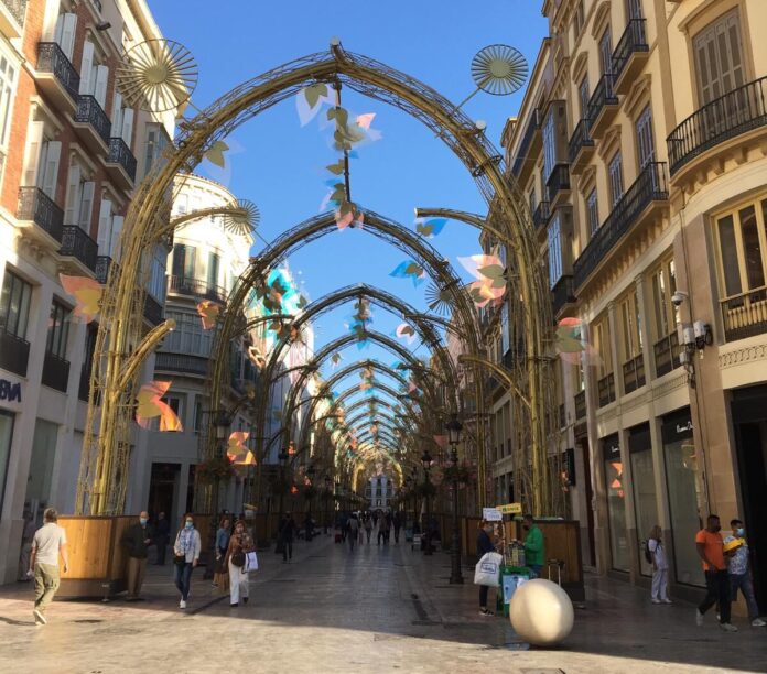 Weihnachtsbeleuchtung in Málaga in der zentralen Calle Larios