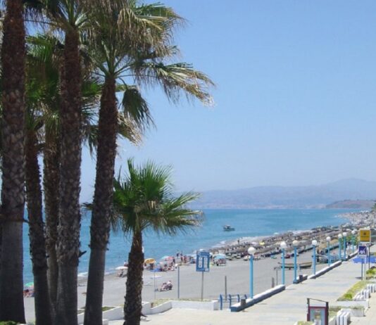 Duschen am Strand in Torrox