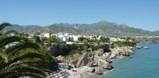 Nerja – ein malerischer Küstenort in traumhafter Umgebung Nerja: Sehenswürdigkeiten, Strände und Ausflugsziele
