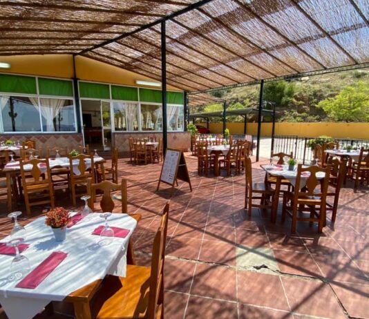 Viele Restaurants haben auch Terrassen mit Blick auf das Mittelmeer.