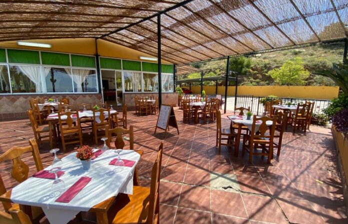 Viele Restaurants haben auch Terrassen mit Blick auf das Mittelmeer.