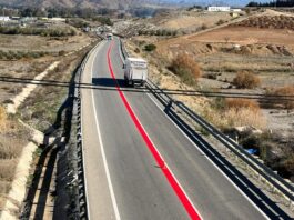 Farbige Linien auf Straßen in Spanien