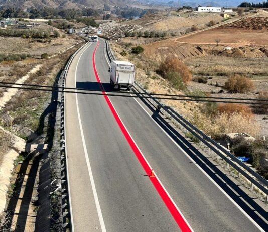 Farbige Linien auf Straßen in Spanien