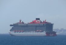 Kreuzfahrtschiff vor Málaga