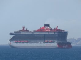 Kreuzfahrtschiff vor Málaga