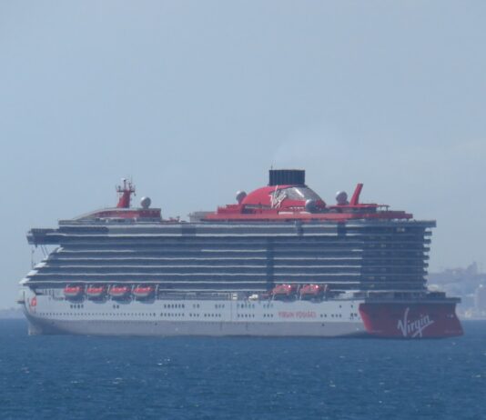 Kreuzfahrtschiff vor Málaga