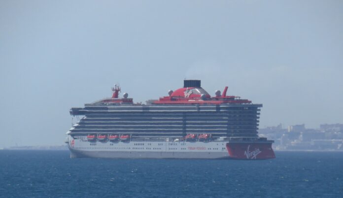 Kreuzfahrtschiff vor Málaga