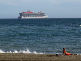 Kreuzfahrtschiff vor Málaga