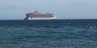 Kreuzfahrtschiff vor Málaga
