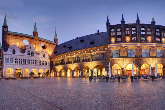 RS26 Panorama Rathausmarkt zu LA¼beck Abendstimmung Fotonachweis LTM Uwe Freitag