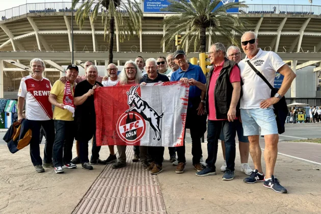 Kölner Fans feiern Klassenerhalt des FC Málaga gegen Gijón