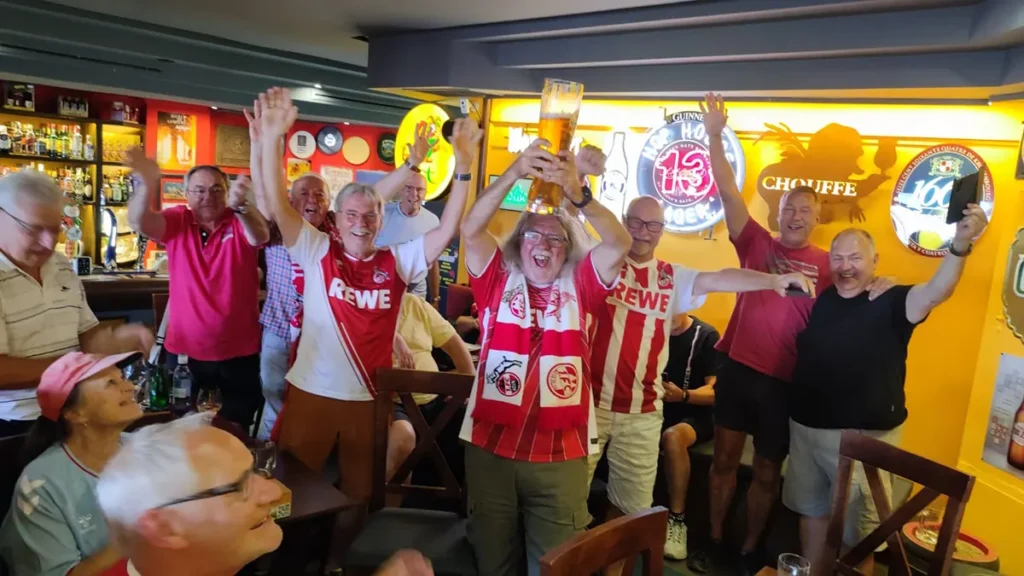 Kölner Fans feiern Klassenerhalt des FC Málaga gegen Gijón