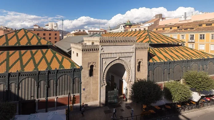 1024px-Malaga_-_Puerta_de_las_Atarazanas_2019-10-21_01 Mercado de Atarazanas Málaga