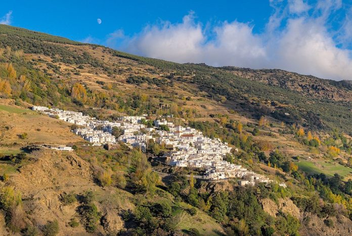 Capileira_seen_from_the_Sulayr_Trail_ Sulayr Route in Andalusien
