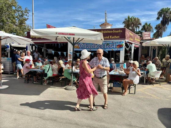 Sogar der Bürgermeister schaut vorbei: 6. Brezelfest in Torrox Costa ein voller Erfolg Foto 25 10 25 14 38 37