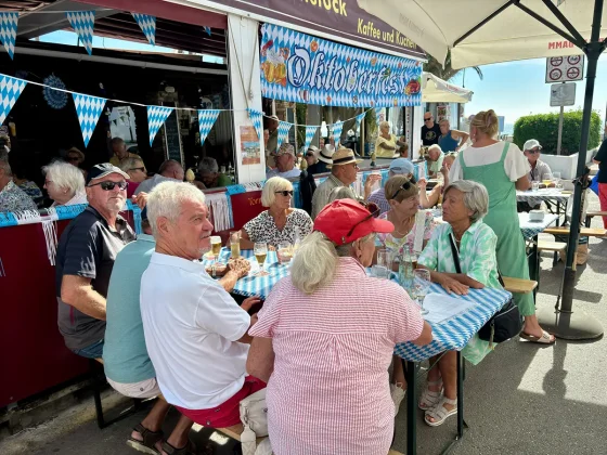 Sogar der Bürgermeister schaut vorbei: 6. Brezelfest in Torrox Costa ein voller Erfolg Foto 25 10 25 14 39 19