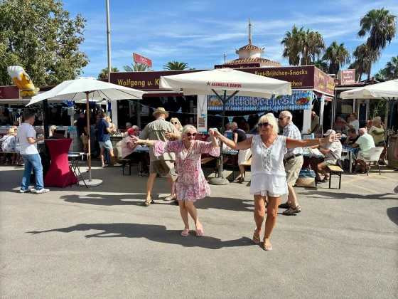 Sogar der Bürgermeister schaut vorbei: 6. Brezelfest in Torrox Costa ein voller Erfolg Foto 25 10 25 14 39 50