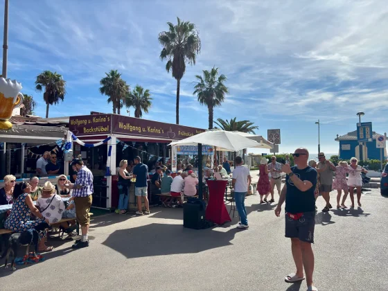Sogar der Bürgermeister schaut vorbei: 6. Brezelfest in Torrox Costa ein voller Erfolg Foto 25 10 25 14 40 17