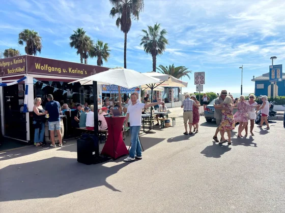 Sogar der Bürgermeister schaut vorbei: 6. Brezelfest in Torrox Costa ein voller Erfolg Foto 25 10 25 14 40 23