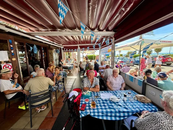 Sogar der Bürgermeister schaut vorbei: 6. Brezelfest in Torrox Costa ein voller Erfolg Foto 25 10 25 14 42 05