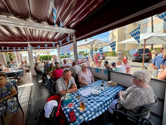 Sogar der Bürgermeister schaut vorbei: 6. Brezelfest in Torrox Costa ein voller Erfolg Foto 25 10 25 14 42 09