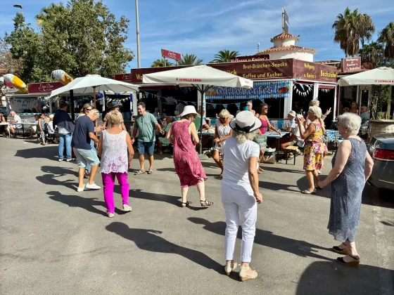 Sogar der Bürgermeister schaut vorbei: 6. Brezelfest in Torrox Costa ein voller Erfolg Foto 25 10 25 15 22 45