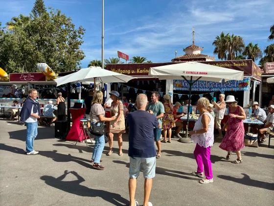 Sogar der Bürgermeister schaut vorbei: 6. Brezelfest in Torrox Costa ein voller Erfolg Foto 25 10 25 15 23 01
