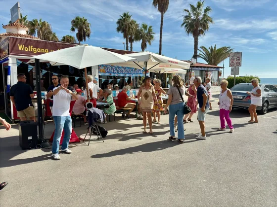 Sogar der Bürgermeister schaut vorbei: 6. Brezelfest in Torrox Costa ein voller Erfolg Foto 25 10 25 15 23 13