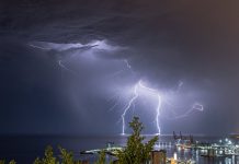 Fotografin aus Málaga gewinnt Preis mit spektakulärem Blitzfoto Sturmjägerin Málaga
