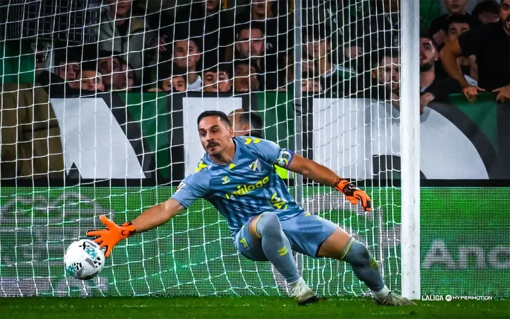 Rote Karte besiegelt Málagas vierte Niederlage in Folge und lässt Sorgenfalten größer werden Racing Santander - FC Málaga 3:0 | LaLiga Hypermotion