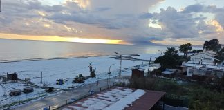 Hagelsturm überrascht Málaga – Strände in der Axarquía an Heiligabend weiß bedeckt Hagelsturm Málaga