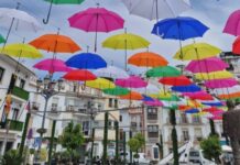 Bunte Schirme in Torrox