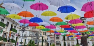 Bunte Schirme in Torrox