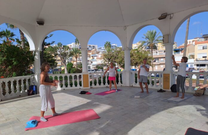 Jutta Brückner mit Übenden im Pavillon von Torre del Mar Vereine in der Axarquía