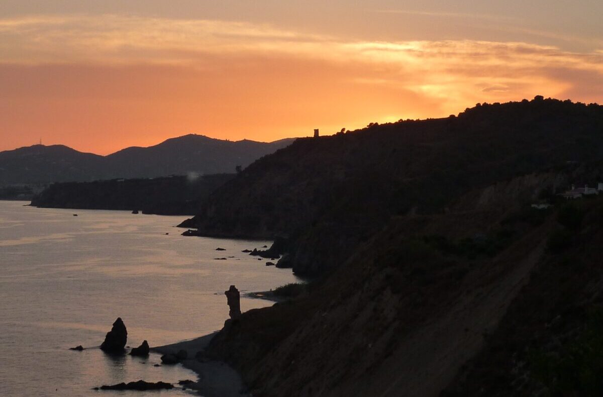 Unwetter zerstört Überreste des alten Wachturms an der Felsenküste von Maro Wachturm bei Maro