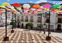 Bunte Schirme in Torrox