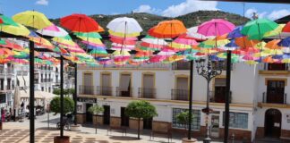 Bunte Schirme in Torrox