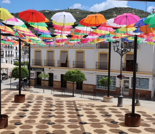 Bunte Schirme in Torrox