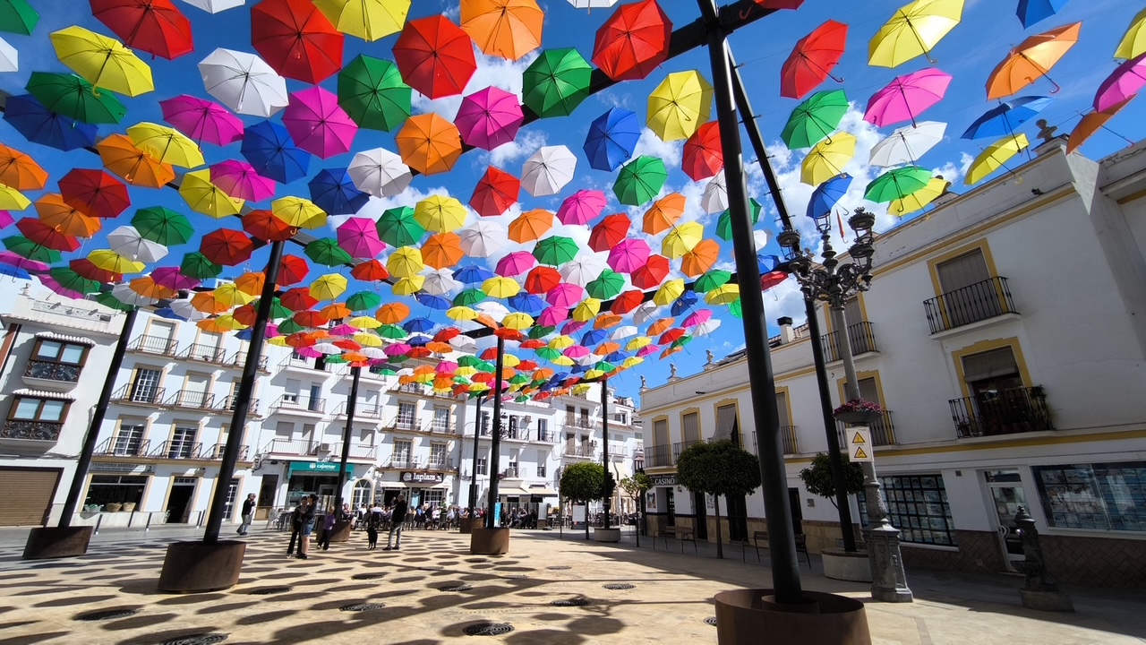 Die bunten Sonnenschirme sind zurück in Torrox Bunte Schirme in Torrox