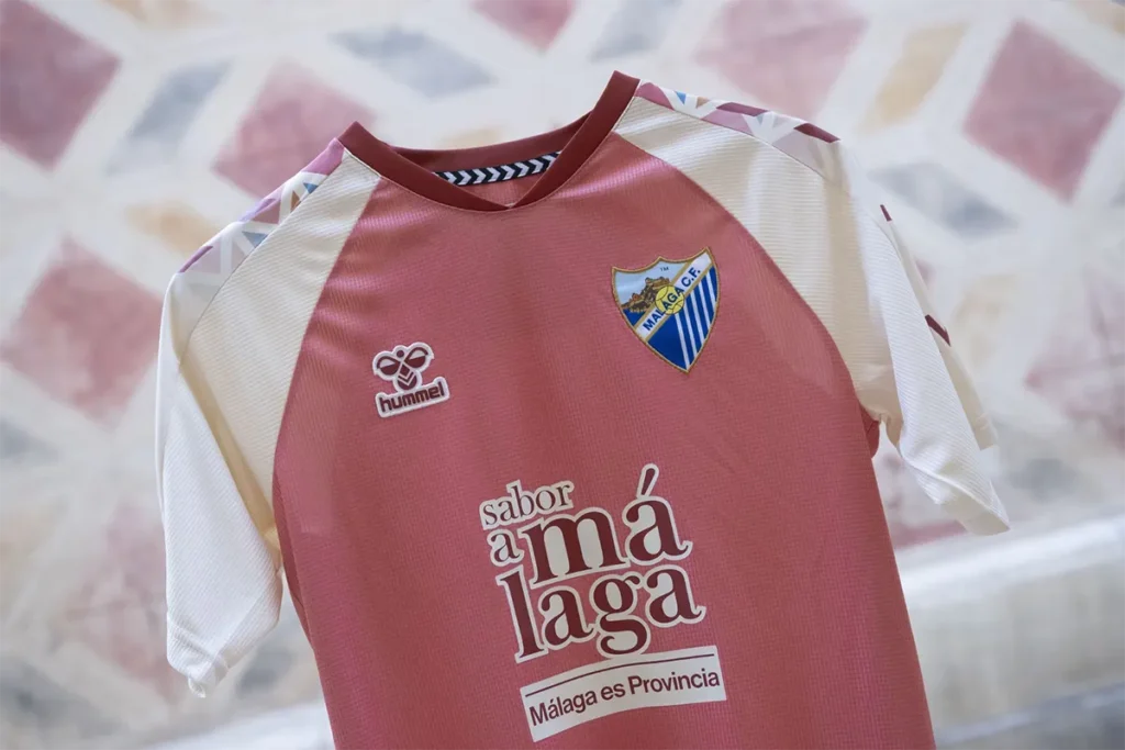 Vier Härtetests vor der Primera División: Der Sommerfahrplan des FC Málaga Auswärtstrikot des FC Málaga 2026